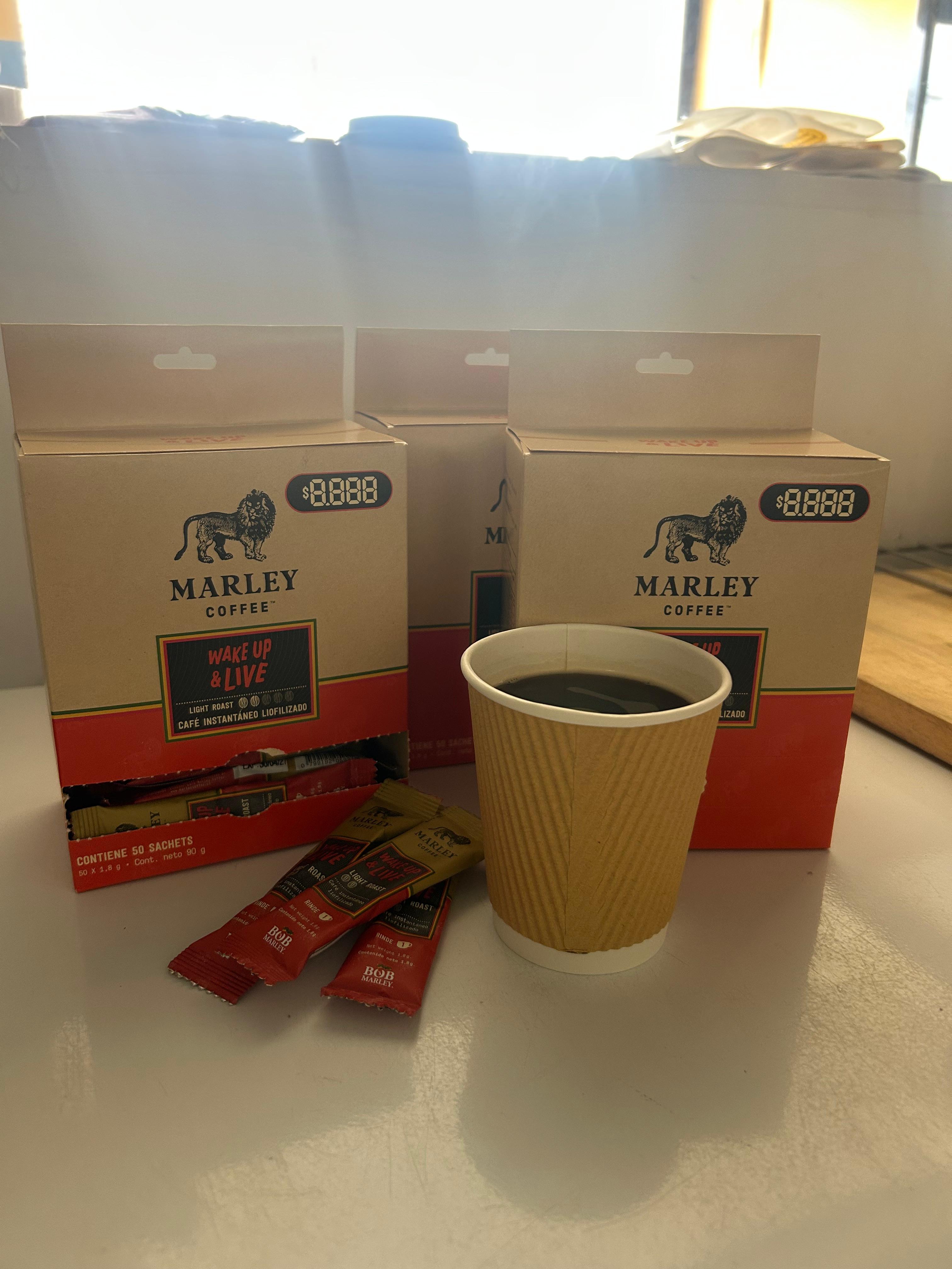 Taza y cajas de café Marley Light Roast