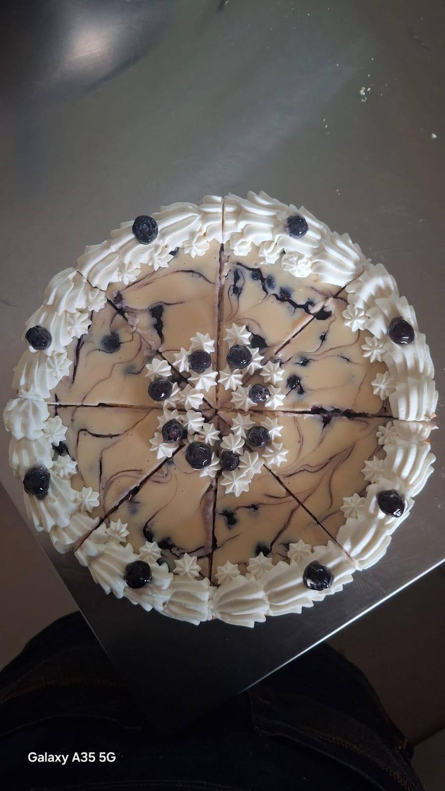 Kuchen griego decorado con arándanos y chantilly