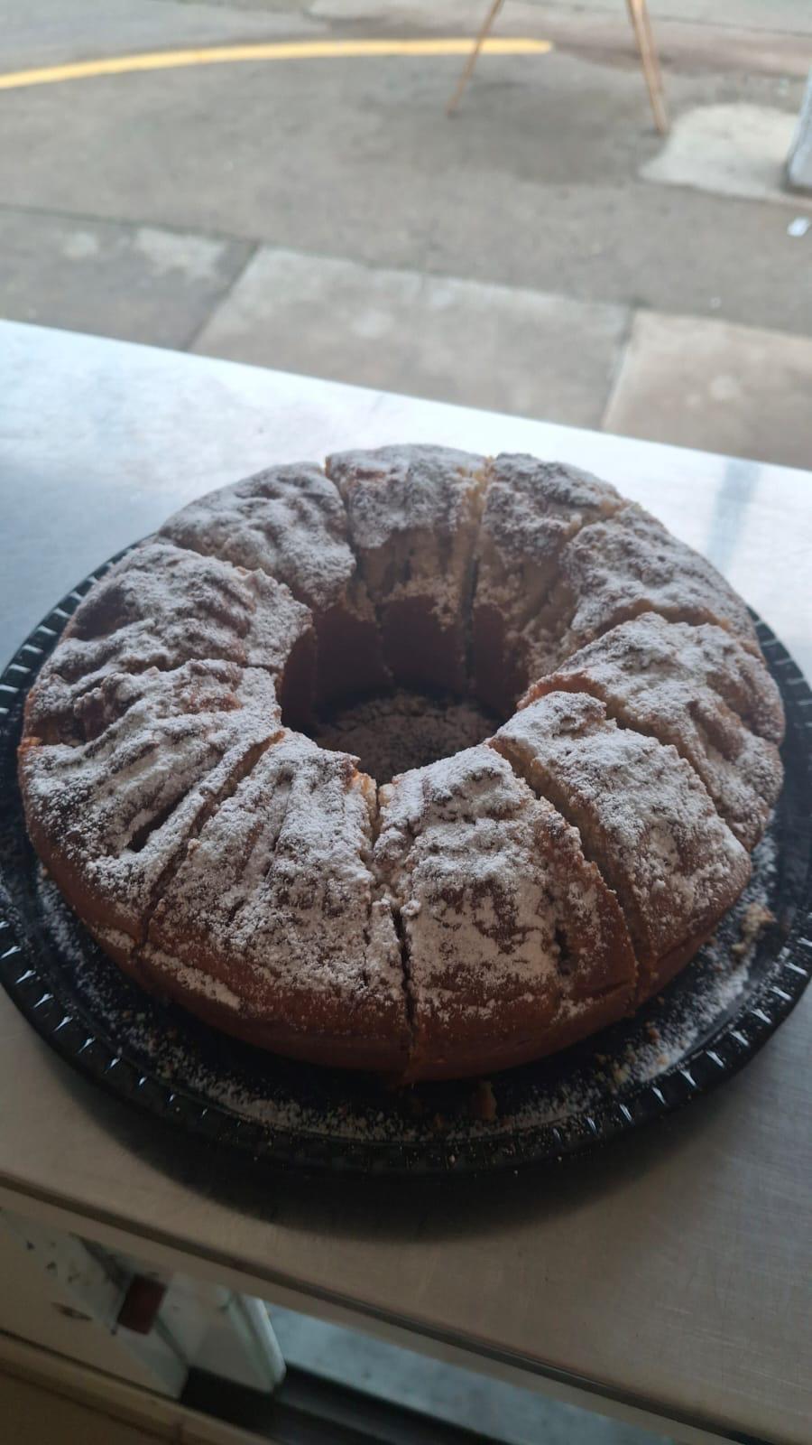 Queque de manzana espolvoreado con azúcar flor