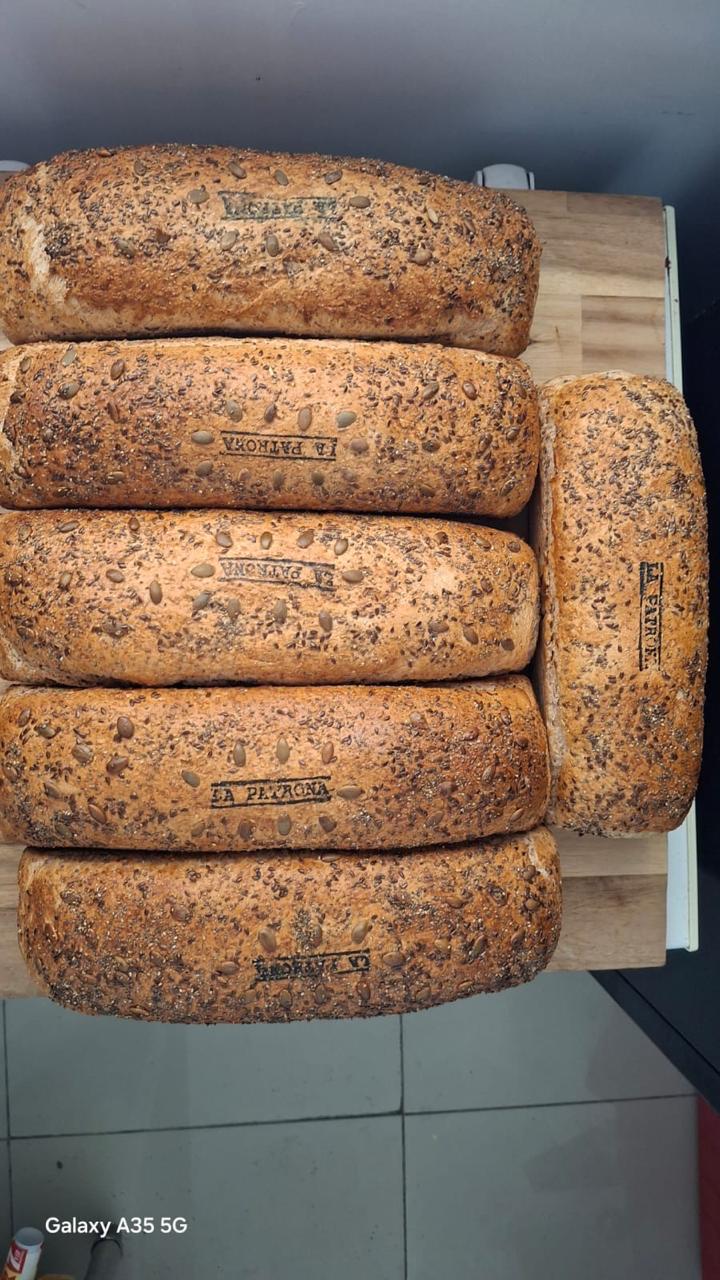 Pan de molde artesanal cubierto con semillas