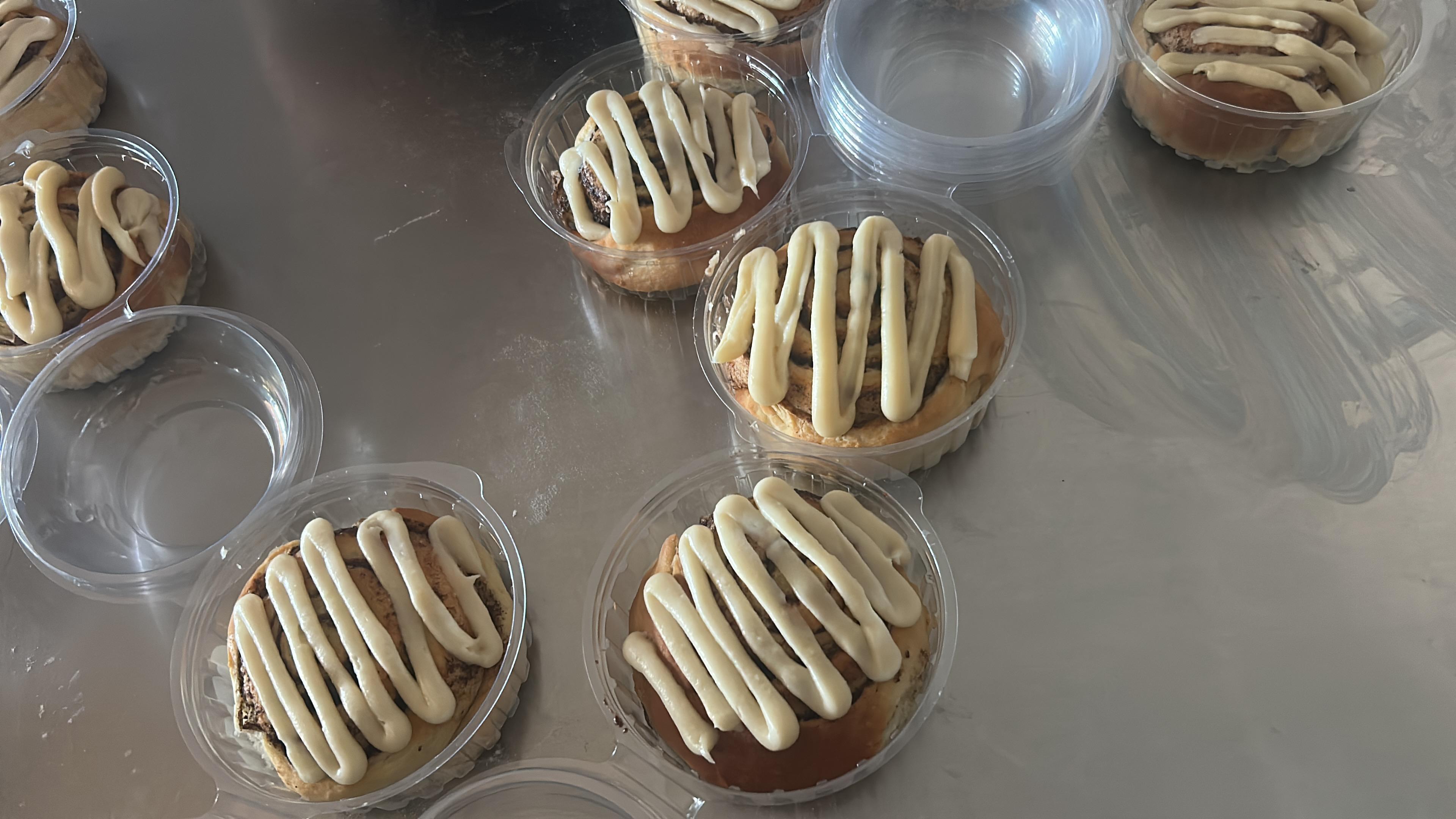 Rollitos de canela con cobertura de queso crema